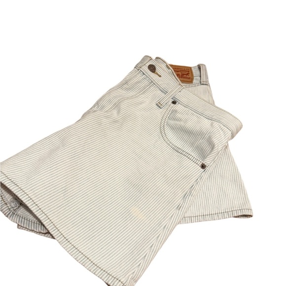 Levi’s Railroad Stripe High Waisted Mom Shorts/ W31 - Picture 3 of 16